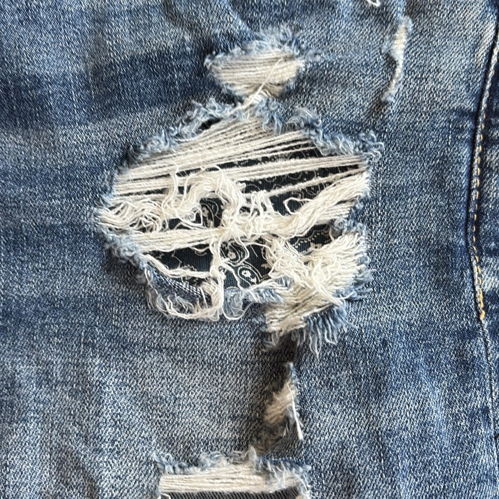 As new, American Eagle air flex distressed cutoff Jean shorts, size US 34 - Picture 4 of 10